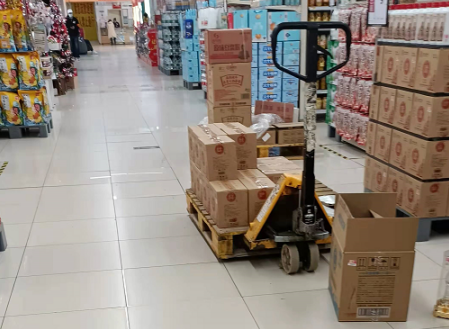 元旦超市備貨忙，手動液壓搬運(yùn)車來助力